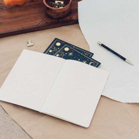 Caderno do Pack Astral aberto, mostrando páginas interiores perfeitas para anotações e criatividade.