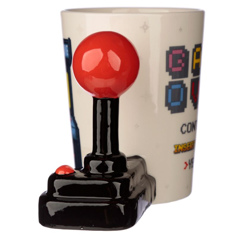 Detalhe da pega joystick da Caneca Game Over, perfeita para gamers.