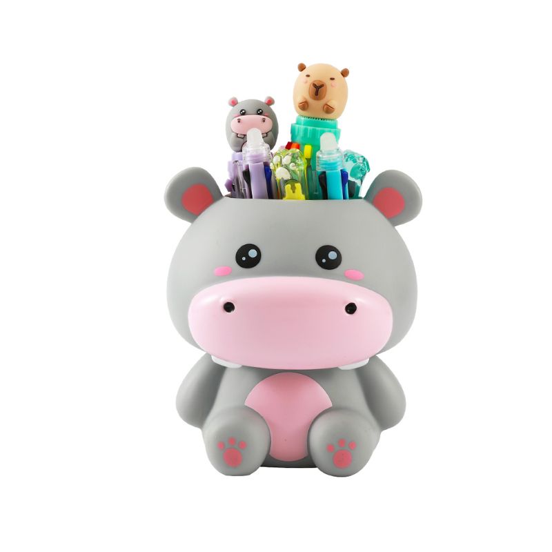 Porta-canetas hipopótamo kawaii visto de frente com canetas coloridas (não incluídas), ideal para alegrar qualquer secretária.