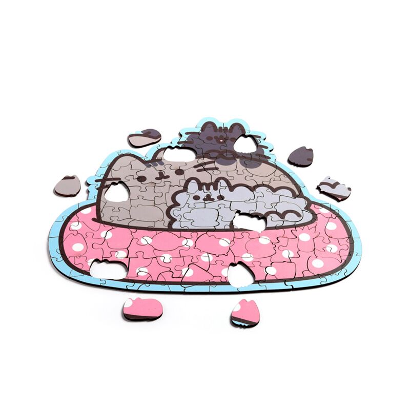 Puzzle Pusheen em madeira parcialmente montado, com peças por colocar.