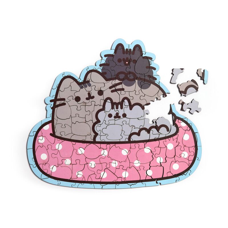 Puzzle Pusheen em montagem com várias peças espalhadas.