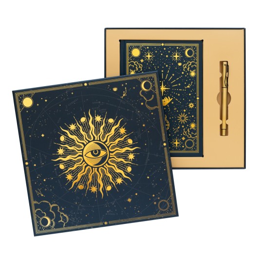 Conjunto de caderno A5 e esferografica dourada numa caixa de oferta com design astral elegante e detalhes dourados.