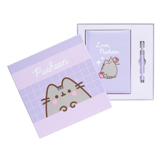 Caixa de oferta do set caderno premium A5 e esferográfica Pusheen Moments.