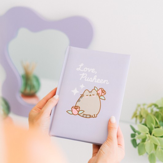 Capa do caderno premium Pusheen Moments com o design "Love, Pusheen".