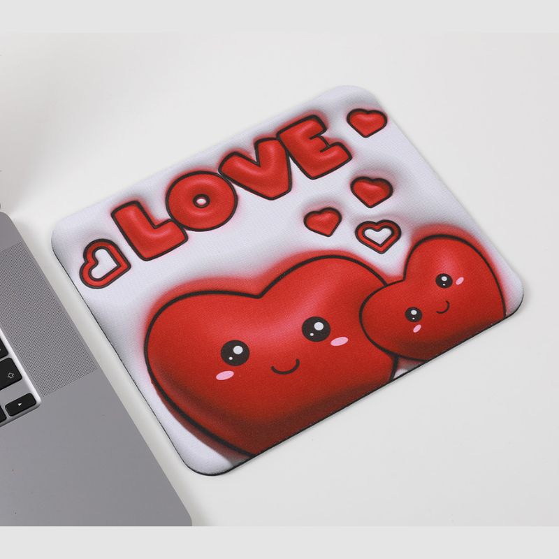 Tapete de rato com design de corações vermelhos e fundo branco, ideal para adicionar um toque especial à secretária. Superfície macia e base antiderrapante para conforto e estabilidade.