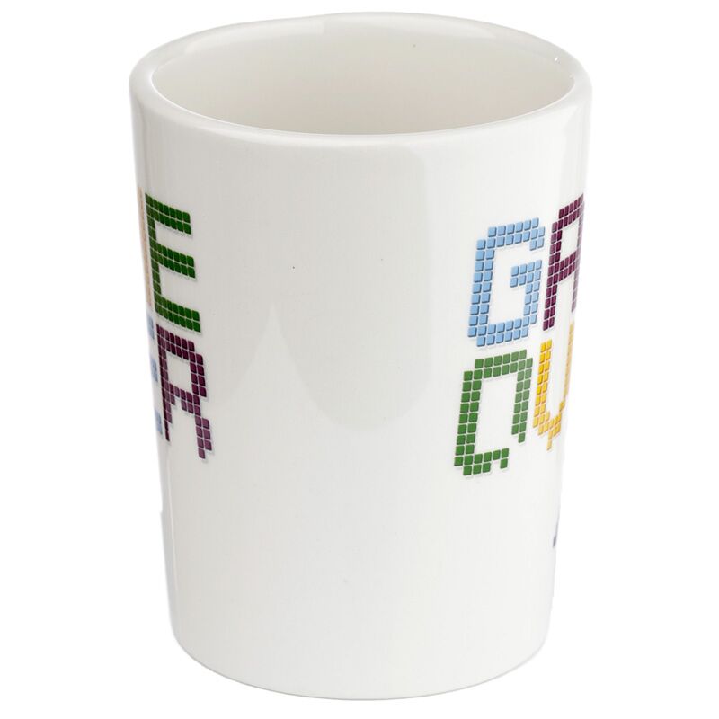 Vista frontal da Caneca Game Over com texto em estilo pixel art.