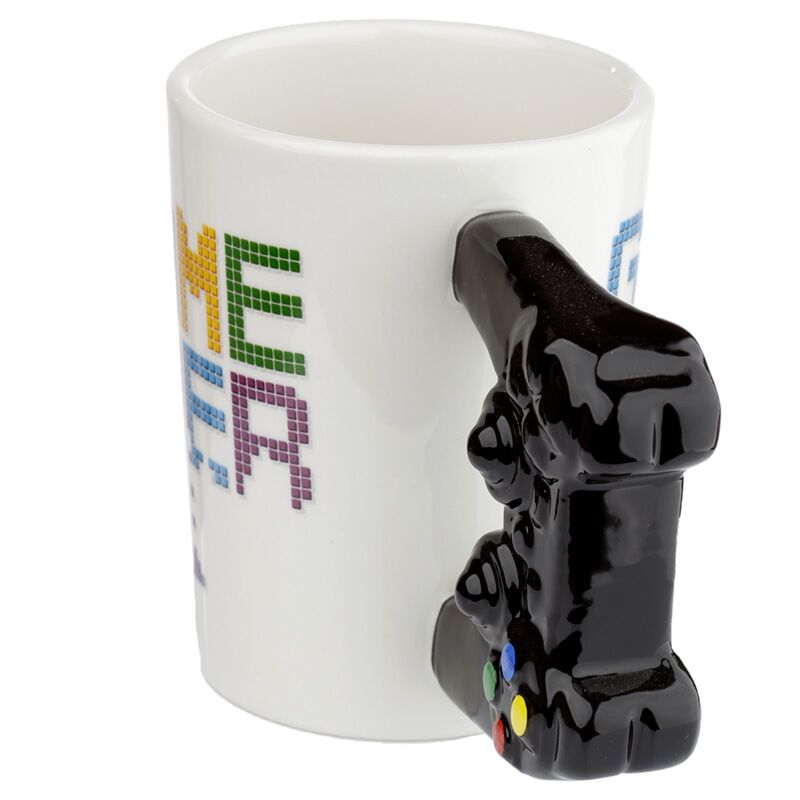 Vista lateral da Caneca Game Over a destacar a pega em forma de comando.