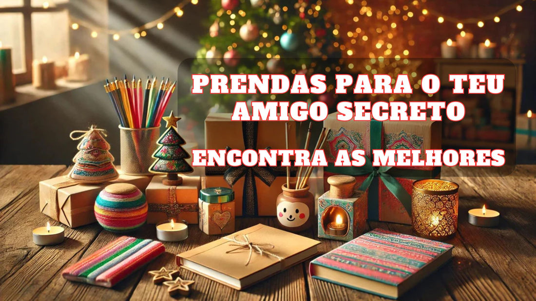 Cena festiva com prendas para amigo secreto numa mesa de madeira, incluindo cadernos, velas decorativas e mais, em ambiente acolhedor com árvore de Natal iluminada, representando ideias originais e acessíveis.