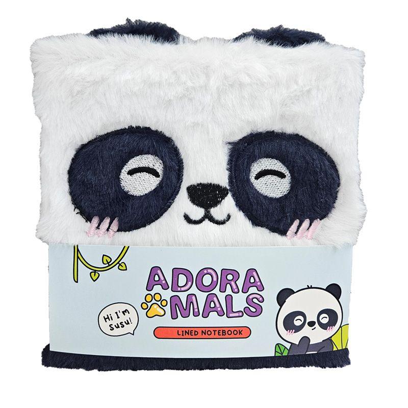 Caderno em pelúcia com capa de panda sorridente, detalhes pretos e brancos, olhos fechados. Caderno selado com cartao ilustrado do panda Susu.