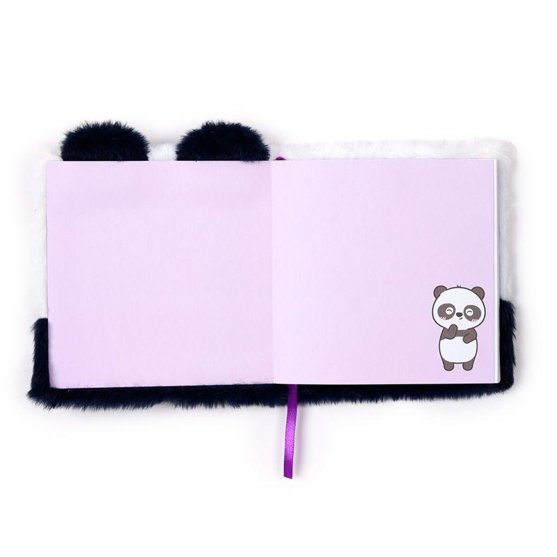 Interior do caderno de panda em pelúcia com ilustração de panda na página lilás e marcador roxo.