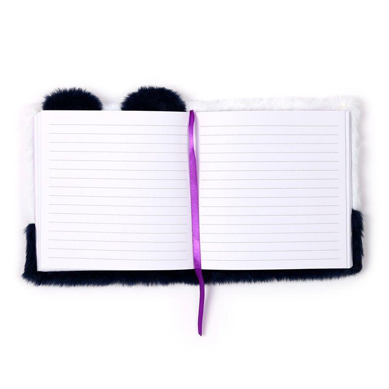 Páginas pautadas abertas de caderno em pelúcia de panda com marcador roxo.