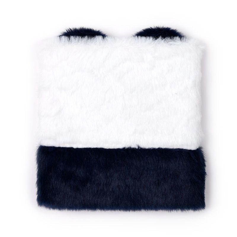 Vista traseira do caderno em pelúcia de panda, fundo branco com parte inferior preta.