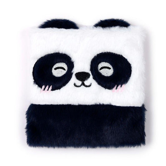 Caderno fofo em pelúcia representando um panda com olhos fechados e detalhes em rosa nas bochechas, com fundo branco e preto.