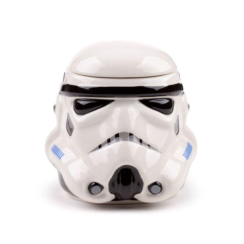 Vista frontal de uma caneca em forma de capacete de Stormtrooper de Star Wars, com detalhes no visor e respiradouros.