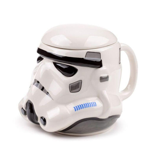 Vista lateral de uma caneca em forma de capacete de Stormtrooper de Star Wars, destacando os detalhes em azul e cinza na base e no visor.