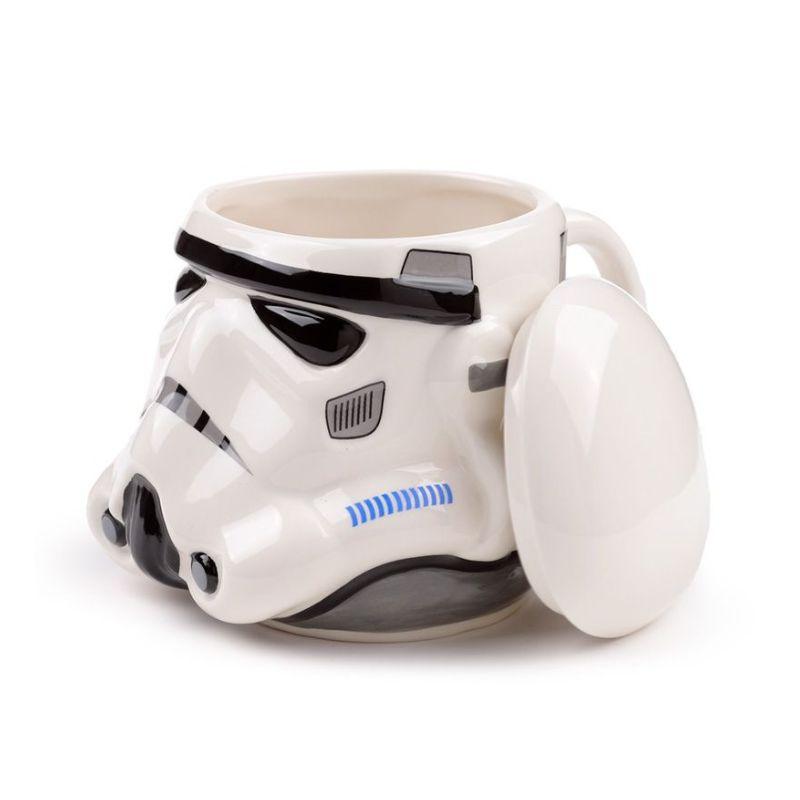 Vista lateral de uma caneca em forma de capacete de Stormtrooper de Star Wars, destacando os detalhes em azul e cinza na base e a tampa encostada à caneca