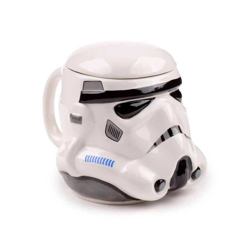 Vista lateral de uma caneca em forma de capacete de Stormtrooper de Star Wars mostrando a alça e os detalhes do design na lateral do capacete.