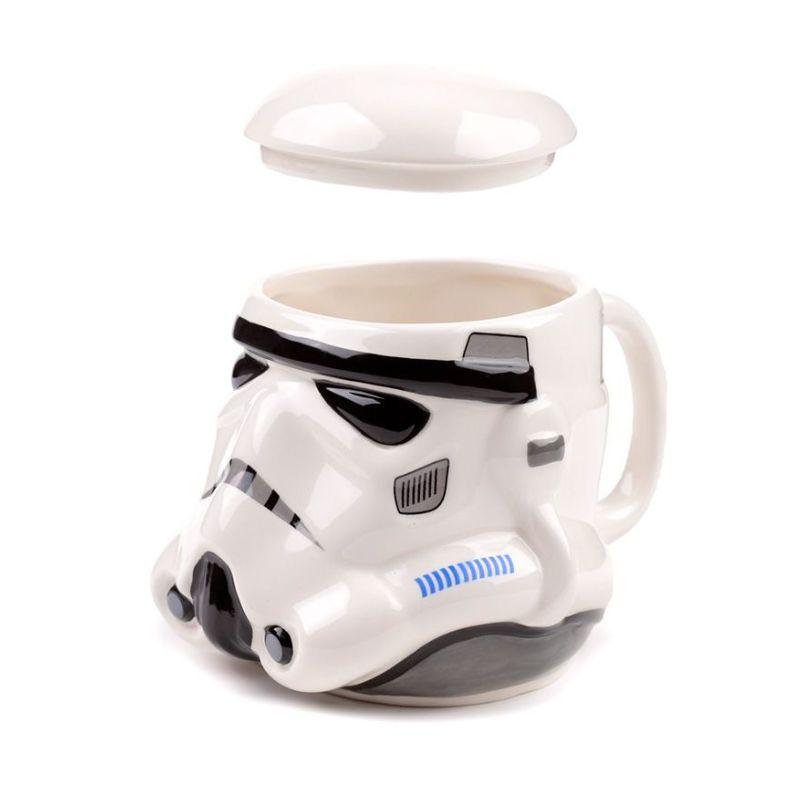 Caneca de café branca e preta em forma de capacete de Stormtrooper de Star Wars com tampa removível, mostrando o interior branco.