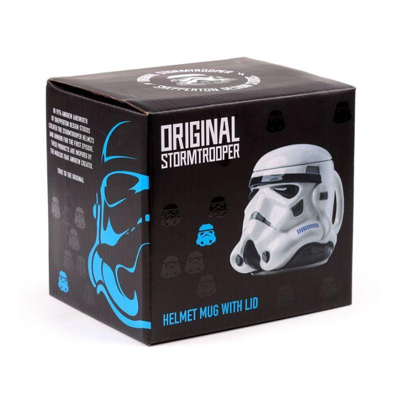 Embalagem preta e azul de uma caneca Stormtrooper de Star Wars com ilustrações e texto descrevendo o produto como "Original Stormtrooper Helmet Mug with Lid".