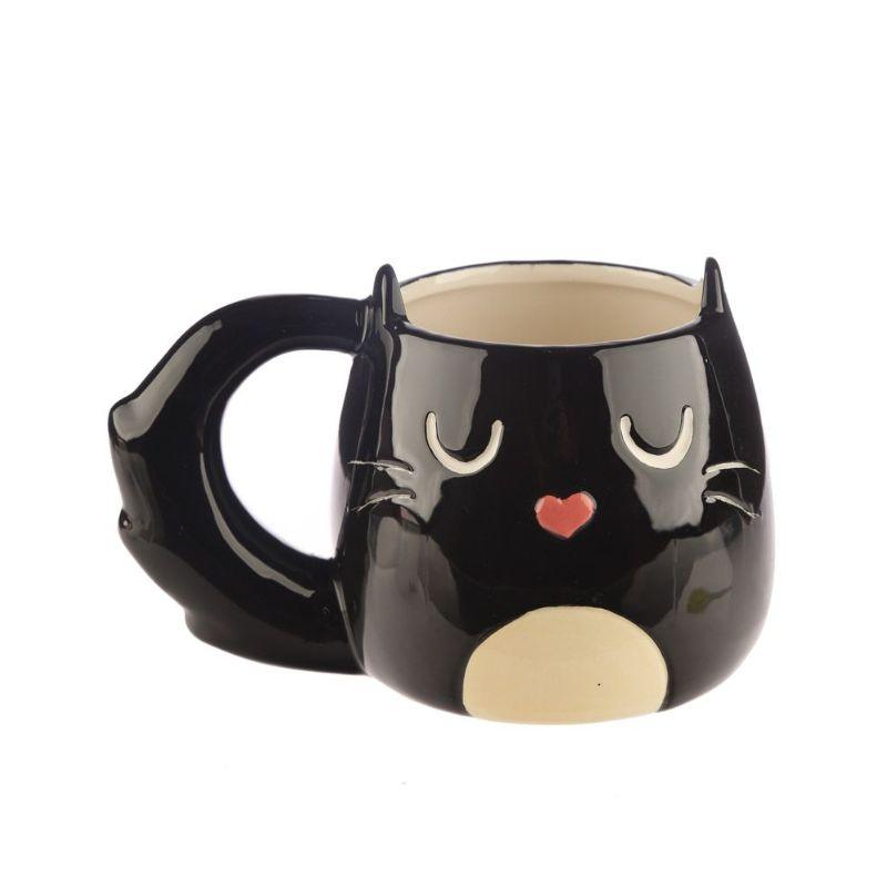  Vista frontal de uma caneca preta com um gato decorativo, completa com detalhes de olhos, bigodes e um coração vermelho no nariz.