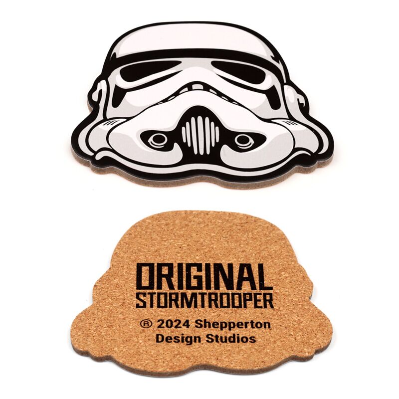 Base para copos Star Wars com design de Stormtrooper na frente e acabamento de cortiça no verso.