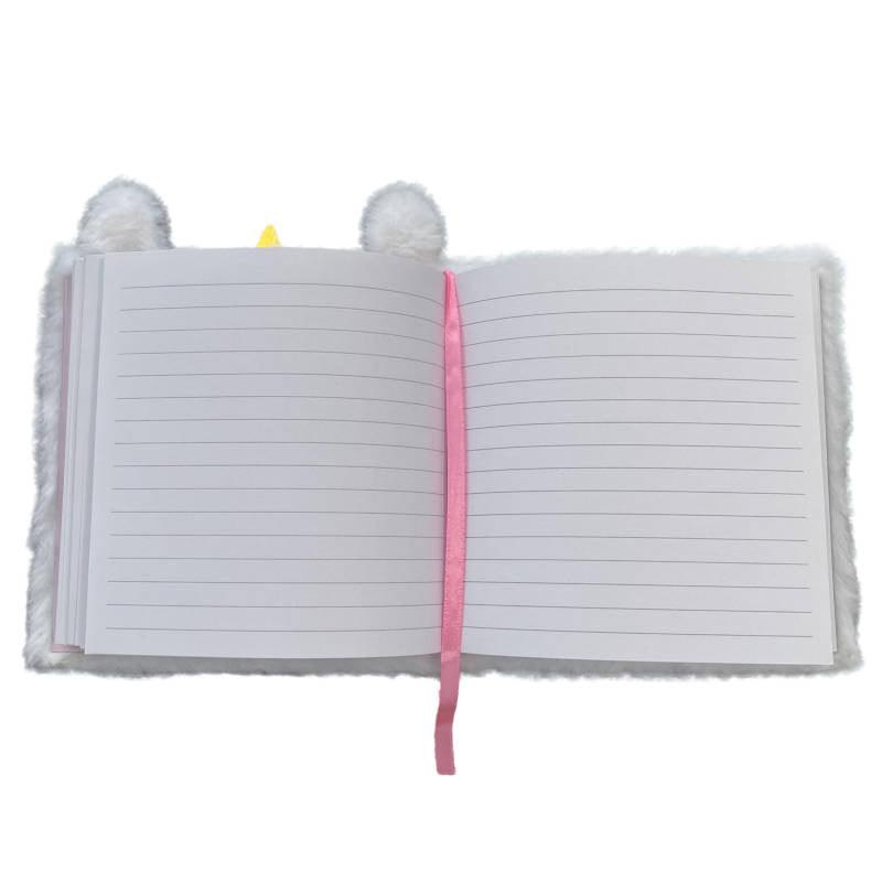  Interior do caderno de pelúcia unicórnio com páginas pautadas e o marcador de páginas rosa no centro.