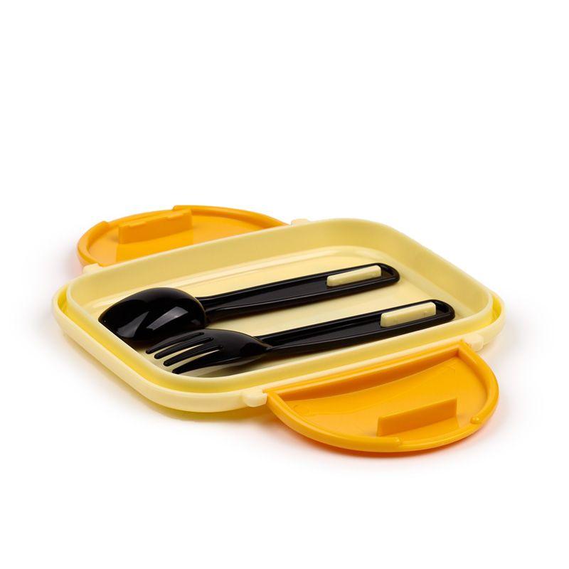 Lancheira Bento Jolly Rogers aberta com talheres pretos e compartimentos para alimentos.
