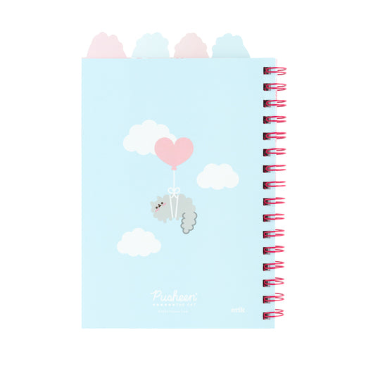 Design traseiro do caderno Pusheen A5, com um balão de coração e nuvens adoráveis.