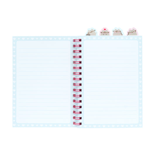 Caderno Pusheen A5 aberto, exibindo os seus separadores personalizados e páginas com linhas.