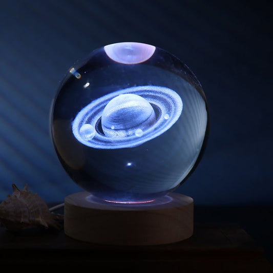 Bola de cristal com imagem de Saturno iluminada por LED, sobre base de madeira, 10 cm de diâmetro