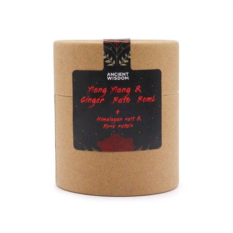 Embalagem fechada de uma bomba de banho com um design elegante e minimalista, marcado com o texto 'Ylang Ylang & Ginger Bath Bomb', promovendo a ideia de autocuidado.