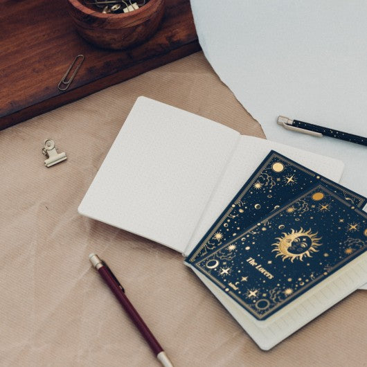 Caderno The Lovers do pack A6 astral aberto, com folhas bullet visíveis.