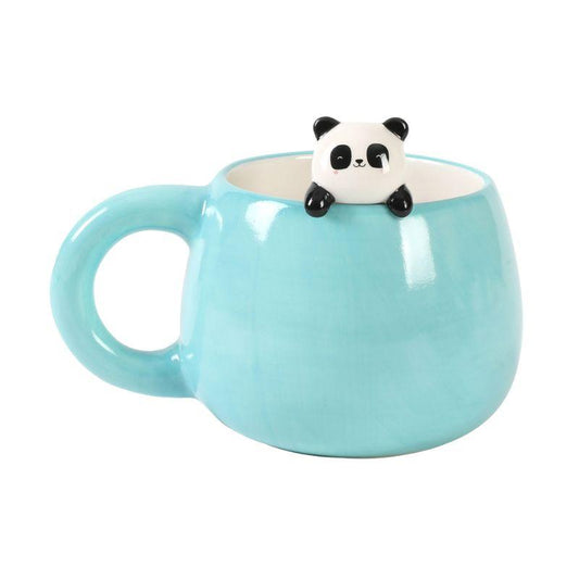 Caneca azul em cerâmica com figura de panda a espreitar na borda, vista frontal.