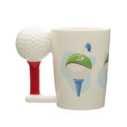 Caneca branca com ilustração de bola de golfe e pega em forma de bola sobre tee vermelho.