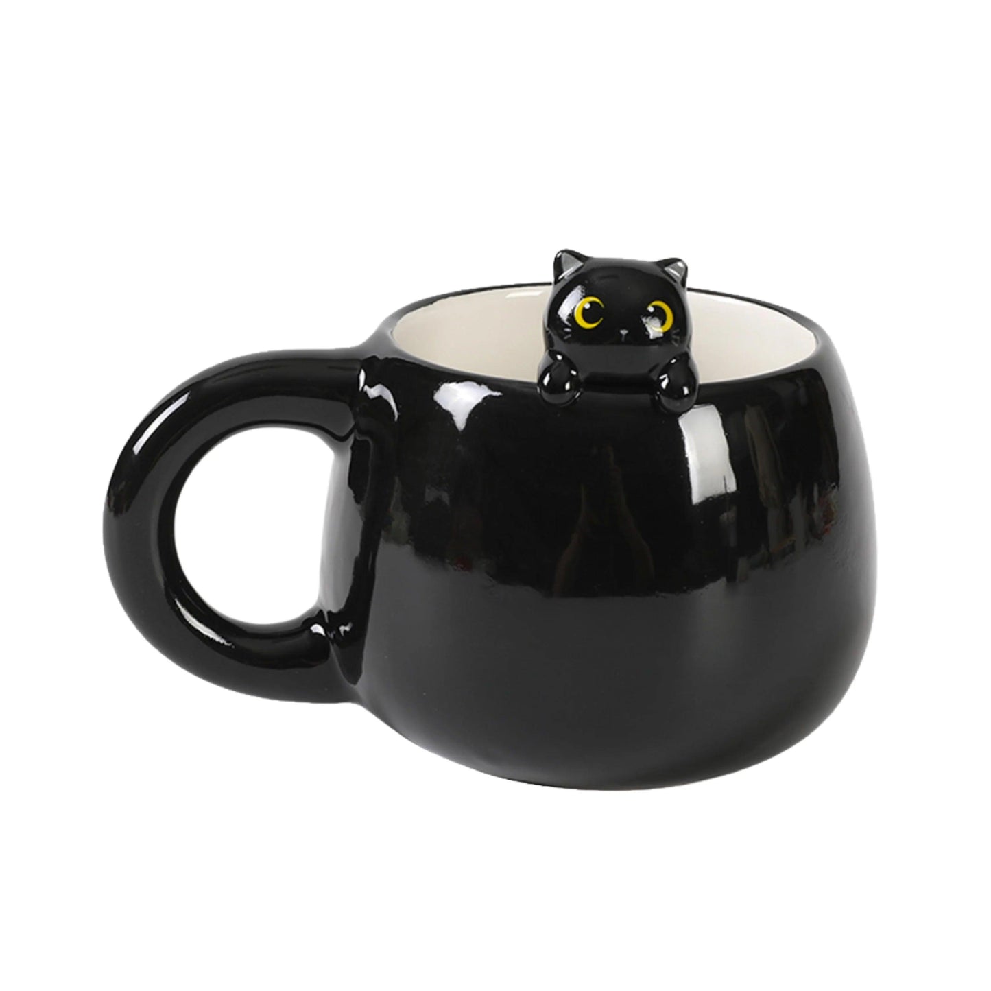 Caneca preta com figura de gato de olhos amarelos no seu interior espreitando sobre a borda.