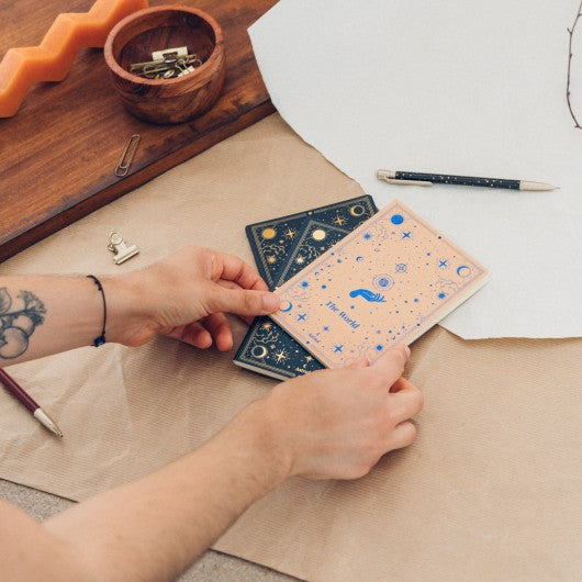 Detalhe do design elegante do caderno The World do pack A6 astral.
