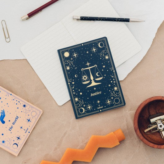 Detalhe das ilustrações e capas dos cadernos A6 astral com tema astral.