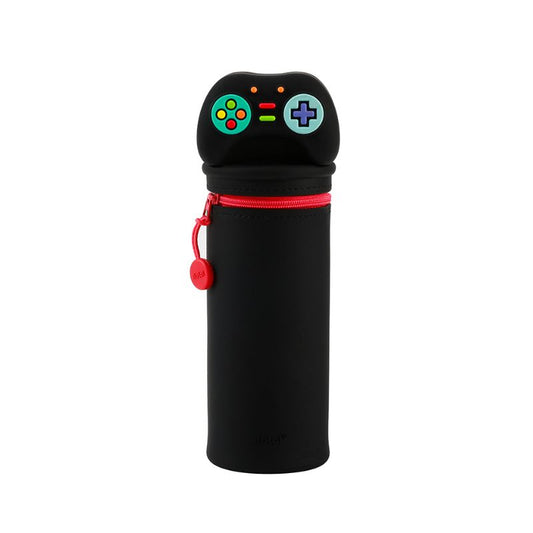 Estojo de silicone aberto com fecho vermelho e topo em forma de comando de consola