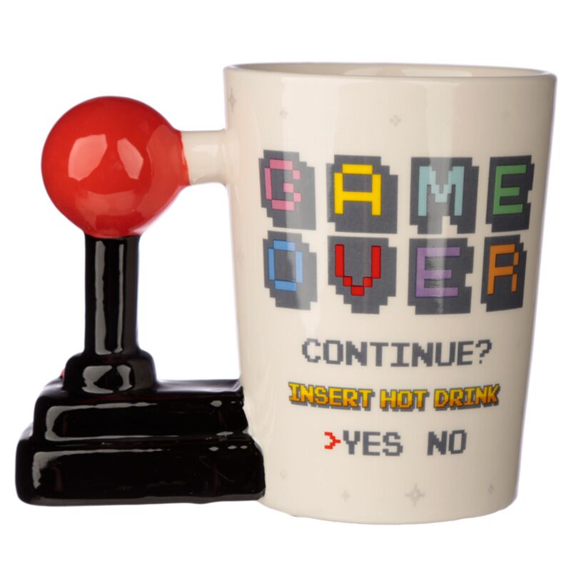 Vista frontal da Caneca Game Over Arcade com grafismos retro coloridos.