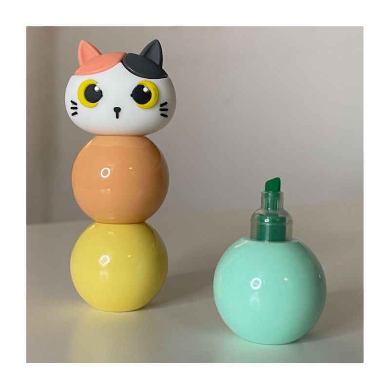 Marcador bicolor em forma de gato com esferas laranja e amarela