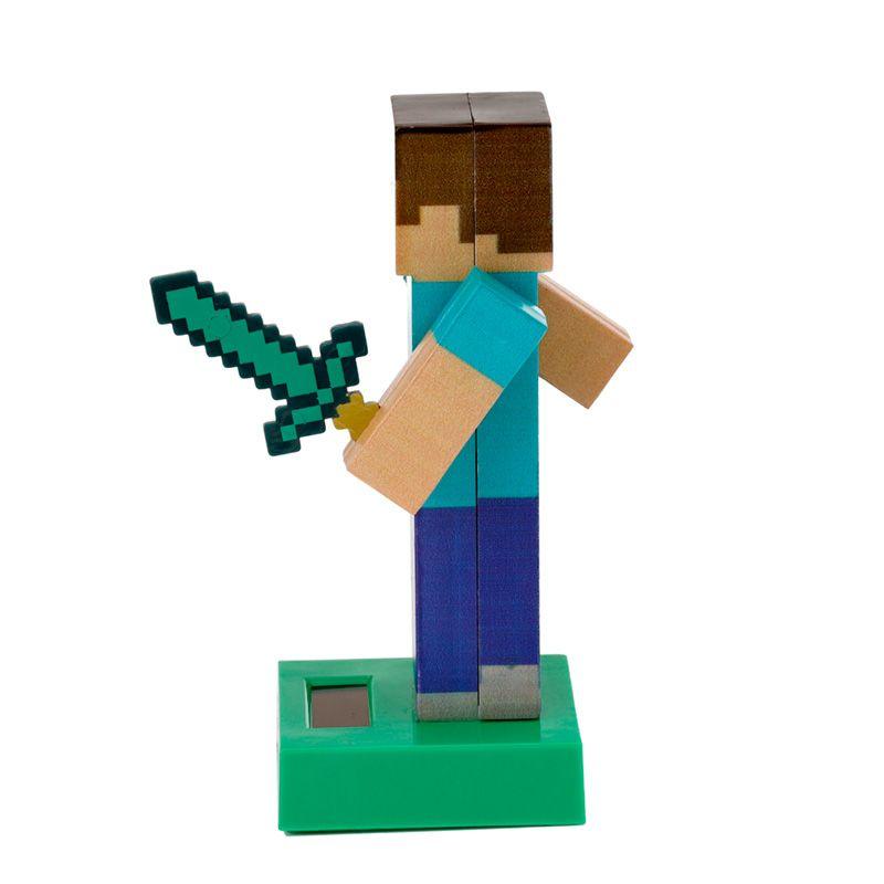 Boneco Solar Minecraft Steve segurando uma espada, alimentado por energia solar, ideal como presente para fãs do jogo.