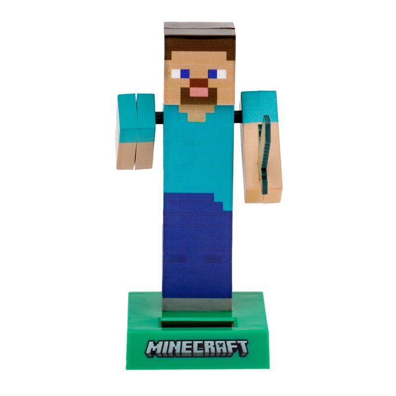 Vista frontal do Boneco Solar Minecraft Steve em pé sobre base verde, pronto para a aventura