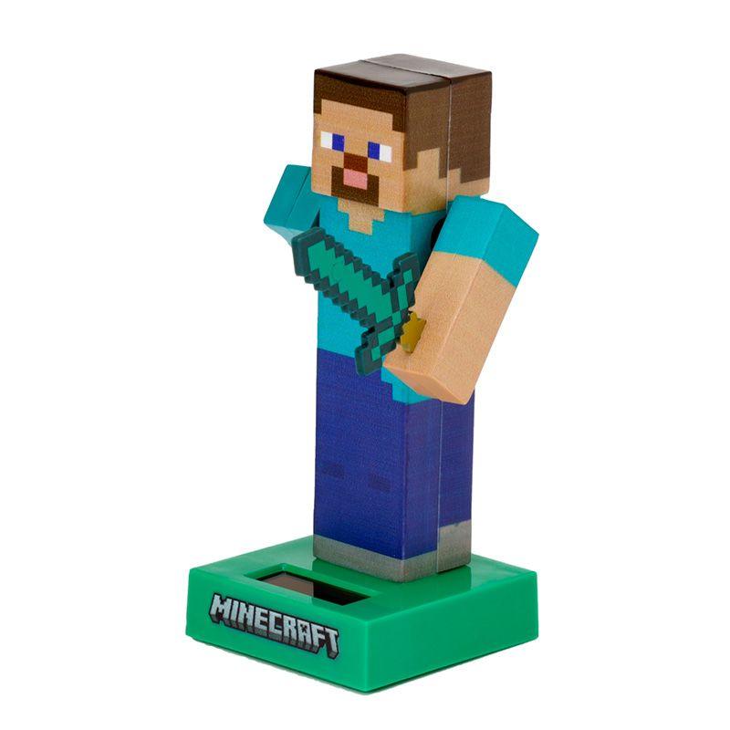 Boneco Solar Minecraft Steve sorridente, com uma espada, sobre base verde, uma decoração divertida e sustentável.