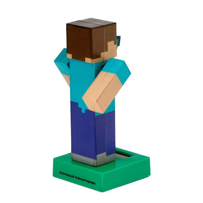 Boneco Solar Minecraft Steve em ação, segurando uma espada, ativado pela luz solar sobre base verde, vista posterior.