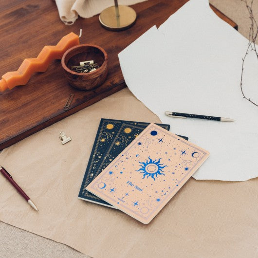 Cadernos A5 do Pack Astral em cenário cósmico com designs únicos que inspiram criatividade.