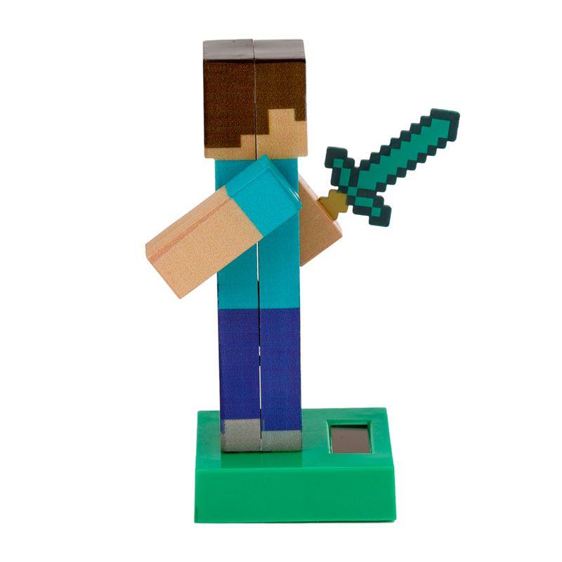 Boneco Solar Minecraft Steve em ação, segurando uma espada, ativado pela luz solar sobre base verde, vista lateral.