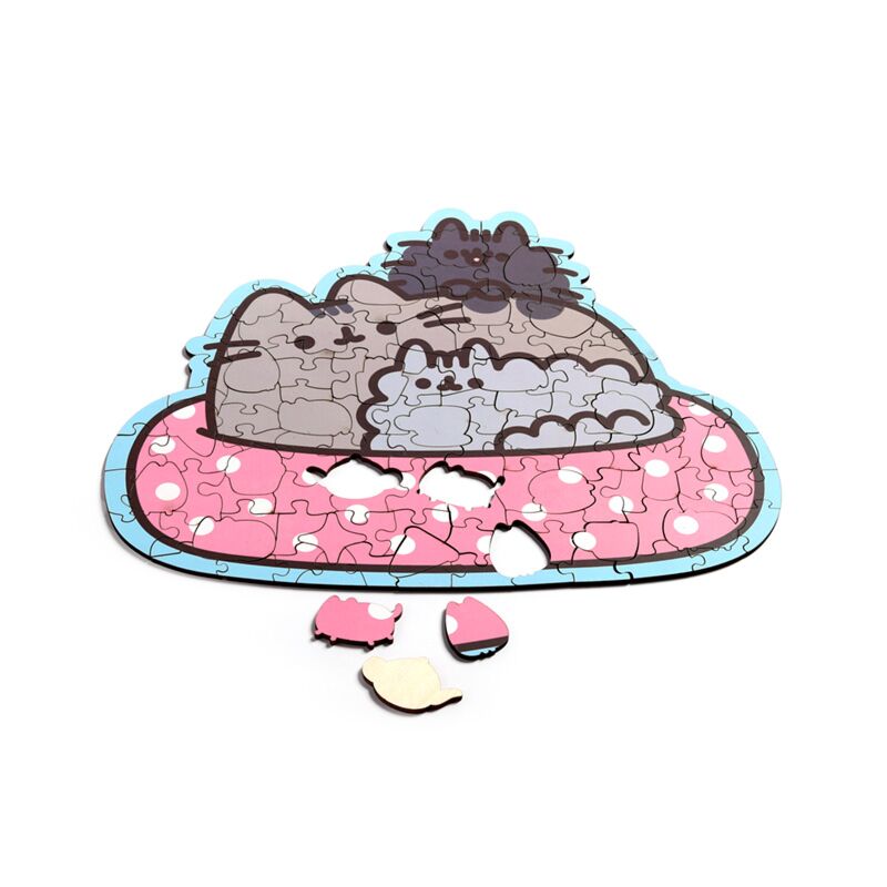 Puzzle Pusheen quase completo, faltando algumas peças no centro.