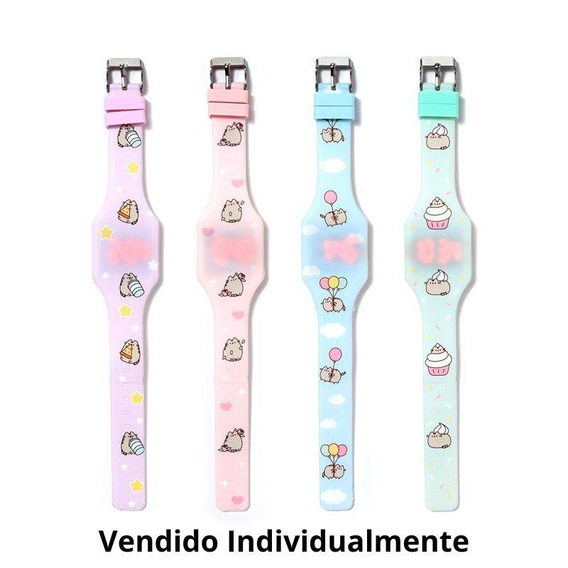 Coleção de relógios digitais para criança com padrões de Pusheen em fundo rosa, azul e lilás, perfeitos para os pequenos que adoram detalhes divertidos e coloridos.