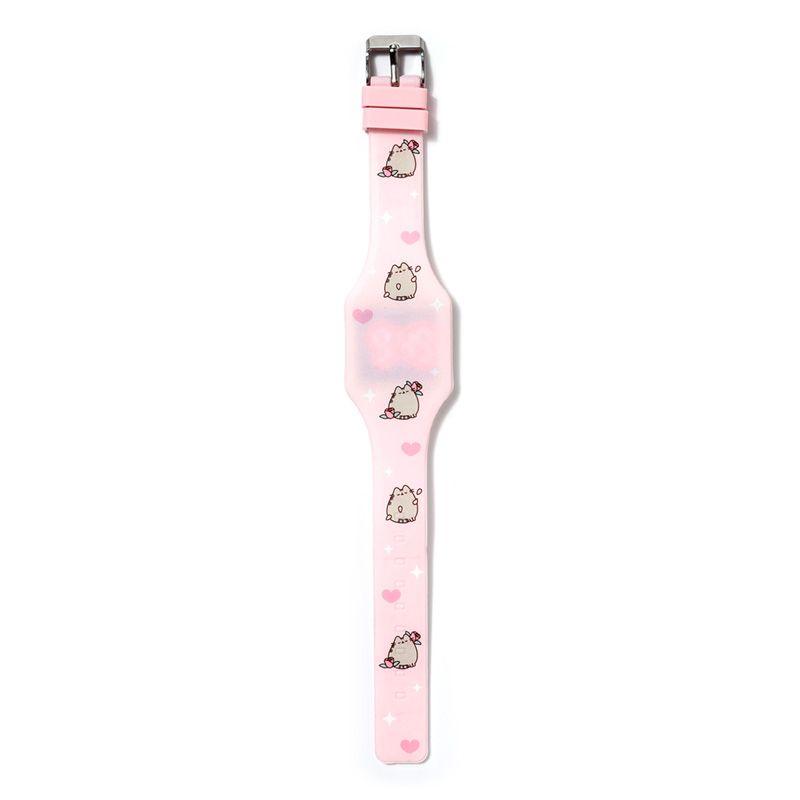 Relógio digital infantil com estampas de gatinhos e corações em fundo rosa suave.